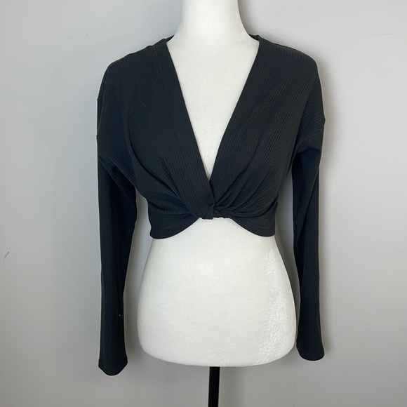Urban Outfitters Tops - Urban Outfitters Black Ribbed Cropped Sweater Sz M